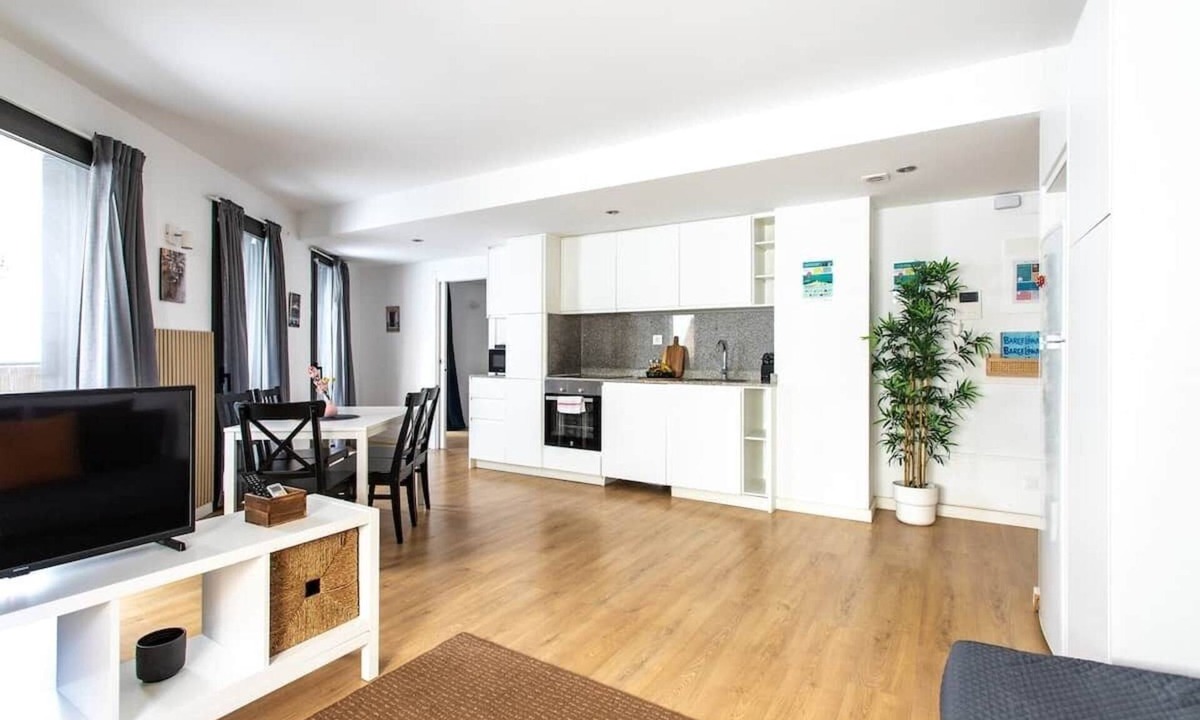 Collblanc y La Torrassa Apartment | StayCampNou Spacious 3BR Apt with Balcony · Camp Nou · Fira