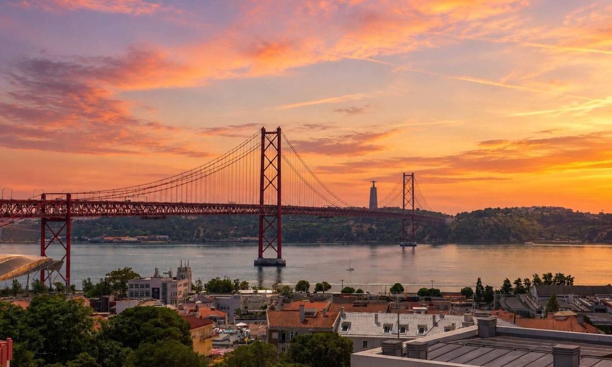 Santo Amaro Apartment | Sunset Terrace Tagus Views Walk to LX Factory