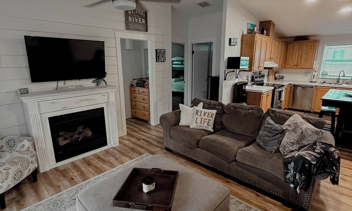 Sunland Estates House | The Sunland Hideaway -Spacious 4-bedroom house in tranquil Sunland Estates.
