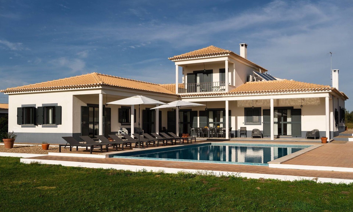 Palmela Villa | Villa Cajados Grande | Setúbal | Charming | Sleeps 12 | Private Pool | Spacious.