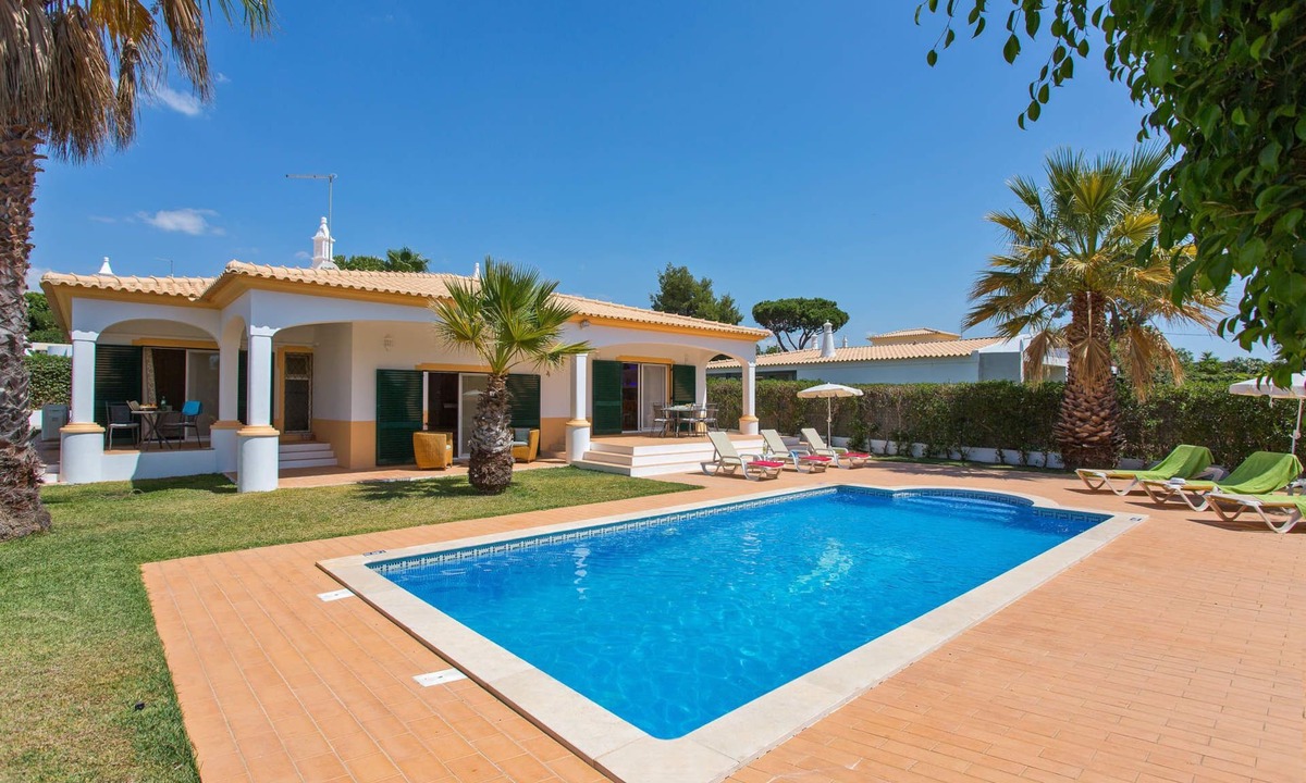 Branqueira Villa | Villa Celia by Villa Plus