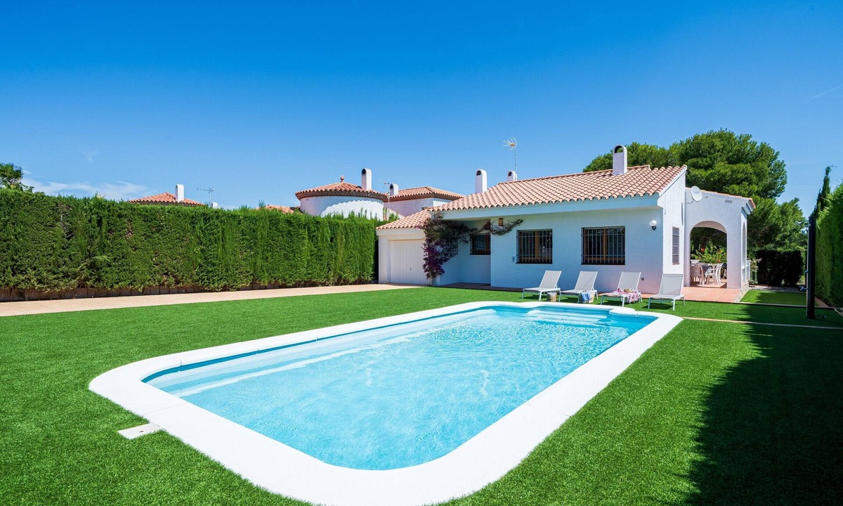 Les Tres Cales Villa | Villa 'Chalet a Pie Cala Forn con Piscina' with Private Pool, Terrace & Wi-Fi