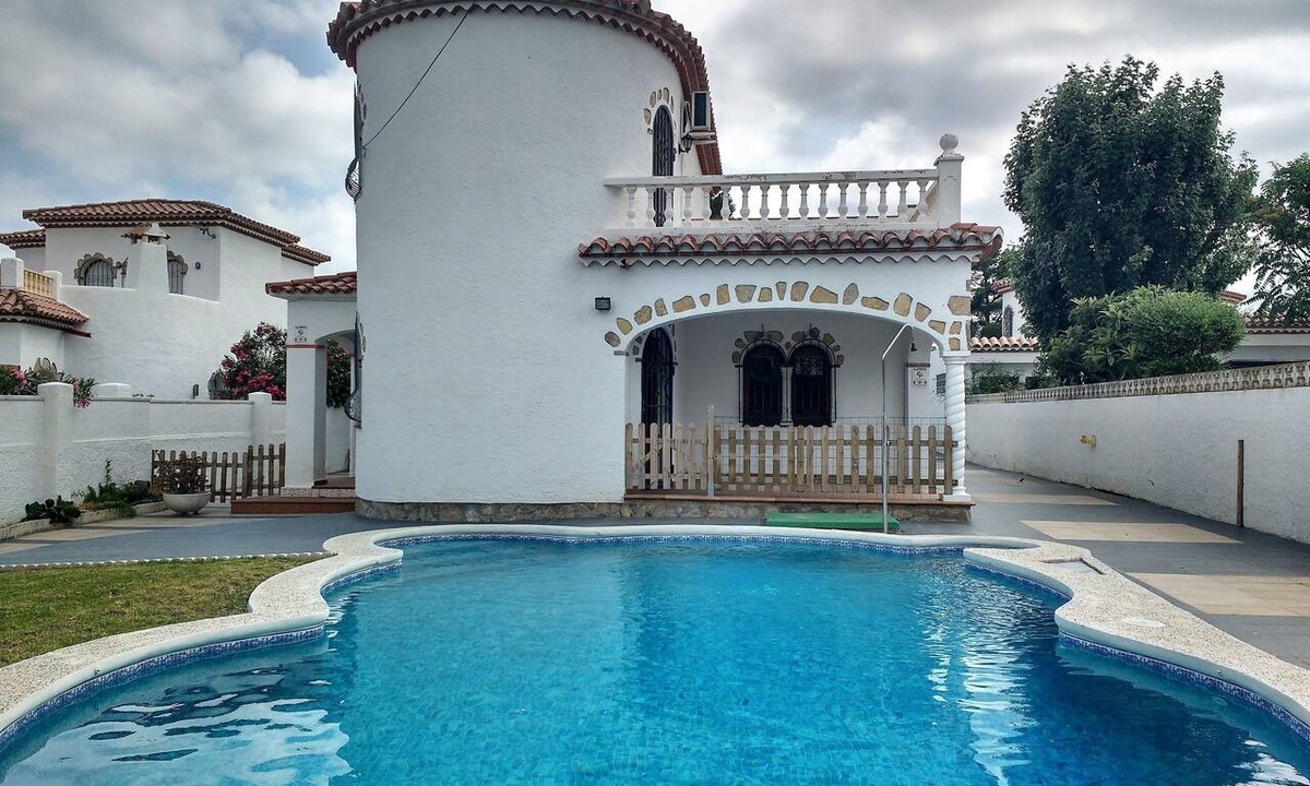Miami Platja Villa | Villa for 10 people, in Miami Playa located 800m from the beach