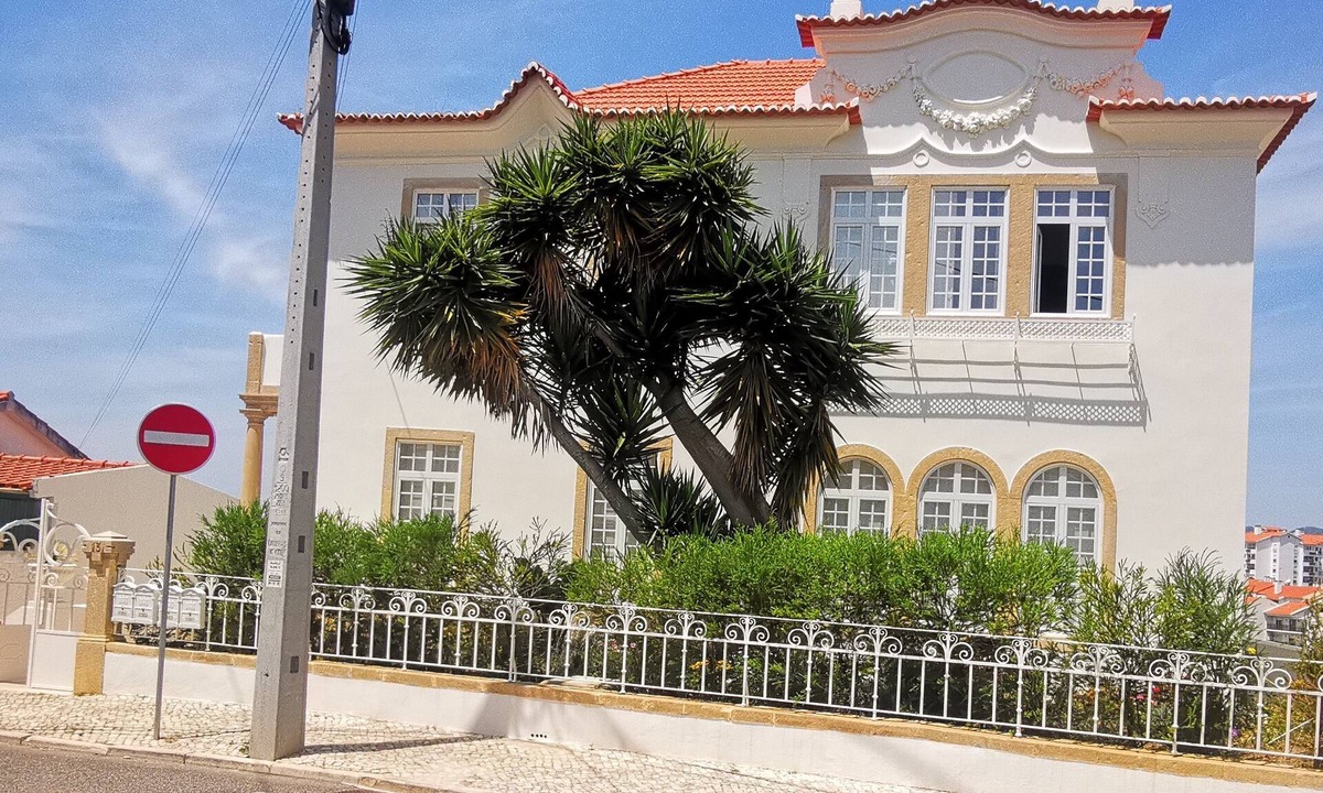 Estoril Apartment | Villa Gabriela Monte Estoril Garden, surrounded by nature.
