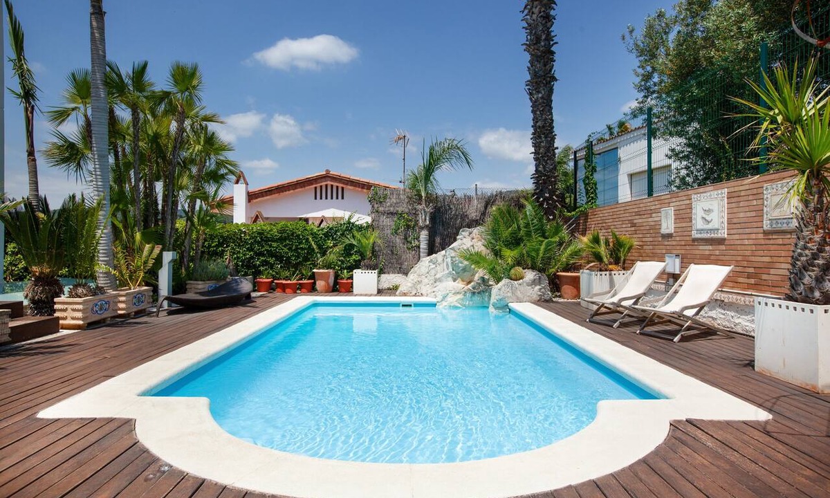 Canet de Mar Villa | Villa 'Las Palmeras' for Families Only with Private Pool, Wi-Fi, and Air Conditioning