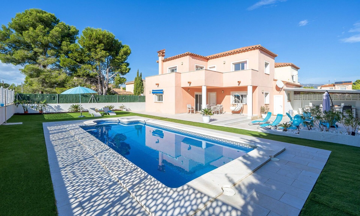 Les Tres Cales Villa | Villa "Las Palmeras" with Pool, Balcony & Wi-Fi
