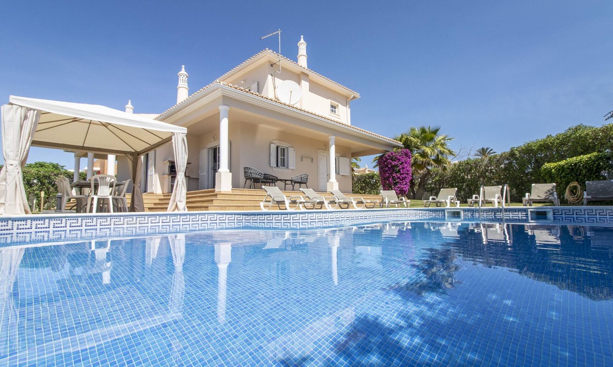 Montechoro Villa | Villa Tulipa | 4 Bedrooms | Private Swimming Pool | Albufeira