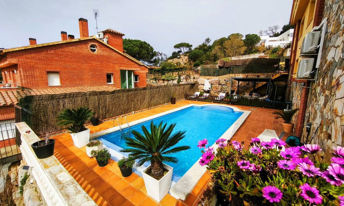Vallromanes Ski Chalet | Villa with a private pool, 25 minutes from Barcelona (Vallromanes), near the F1 circuit