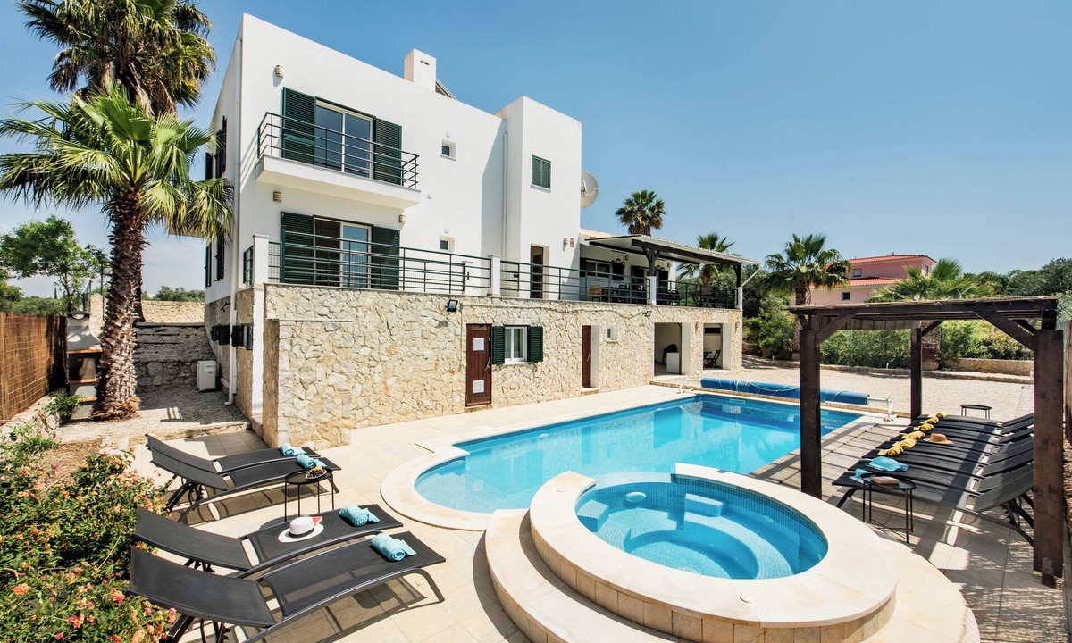Olhao Villa | Villa with Heated Pool, Tennis Court, Jacuzzi, Games Room, WIFI and AC