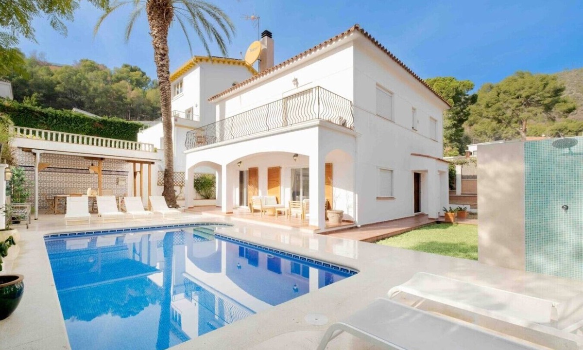 Castelldefels House | Villa with Pool, Just Renovated | Bellamar by Palmera