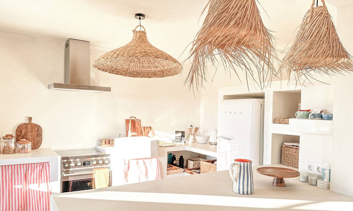 Aljezur Cottage | White Beach Hut Aljezur - stylish home, pet-friendly