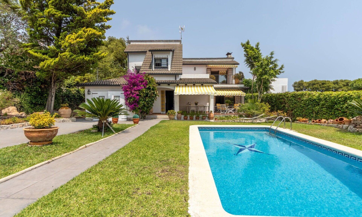 El Vendrell House | Wonderful private villa for 8 people with private pool, WIFI, A/C, TV, terrace and pets allowed