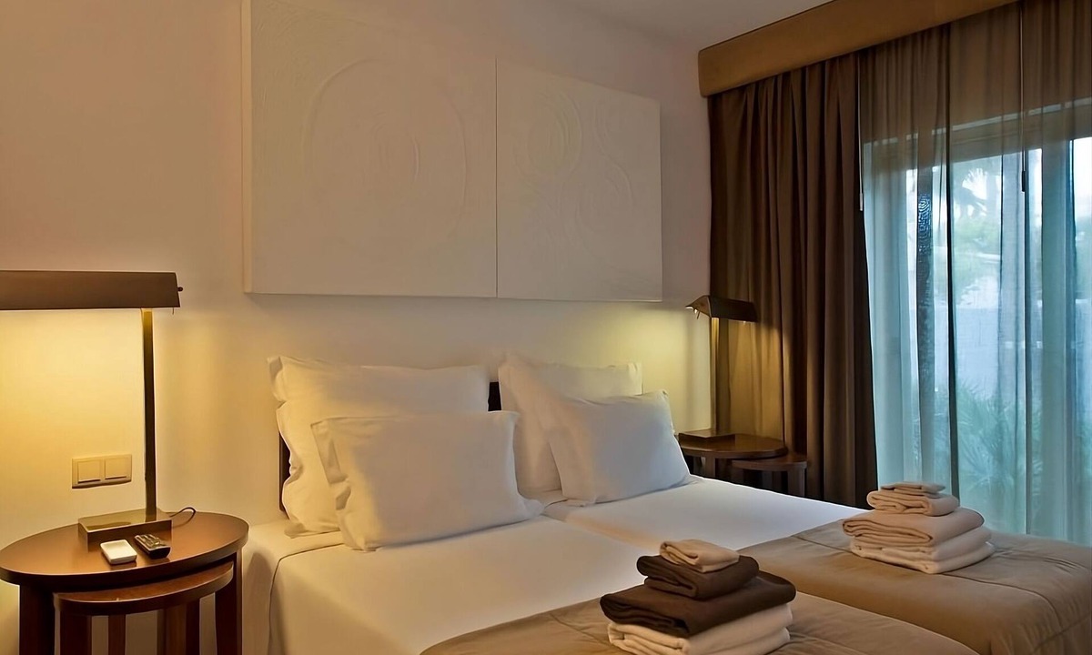 Albufeira Hotel | Your Home Away From Home! Fully-equipped Kitchen, Beach Access, Outdoor Pool!