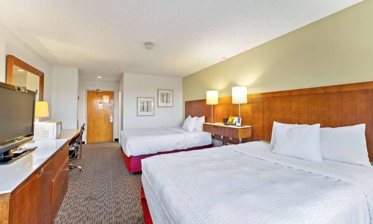 Cedar City Hotel | Your Ideal Base for Park Adventures & Exploration! Free Breakfast, Pool Access!