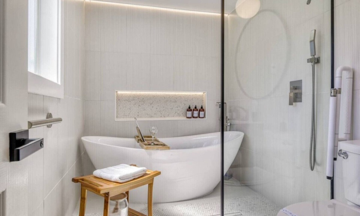 Amazon Villa | Zen Haus Suite A · Serene Retreat, King Beds, near UO, w/views