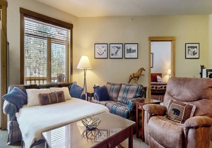 5-Star & Large Floor Plan, Balcony. Quiet Location, Pool & Hot Tub On-site in Mammoth Lakes