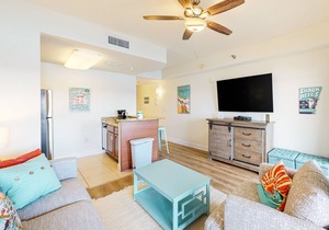 Classy condo with lake view, pools, hot tubs & seasonal beach service in Panama City Beach
