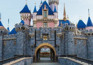 Disney Fun Starts Here! 2 Beautiful Units, Pool, Onsite Dining, Near Disneyland in Anaheim