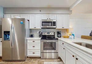 Elegant dwelling on the beach with beautiful view, pool & pickleball in Seacrest