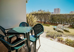 Ground floor holiday rental with 1 bedroom and terrace at Vila da Praia Alvor