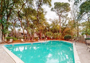 Inviting getaway with shared pool - quick walk to beach and trolley in Hilton Head