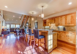 Penthouse condo w/mountain views & shared pool/hot tub - close to ski access in Government Camp