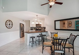 Seaside condo with pool, hot tub, close to beaches, WiFi, AC, washer/dryer in St. Petersburg
