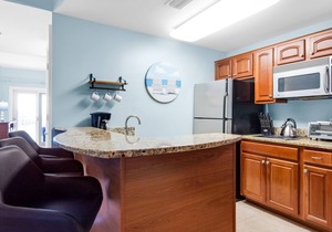 Waterfront condo w/ a shared pool, hot tub, & tennis courts - walk to the beach in Panama City Beach
