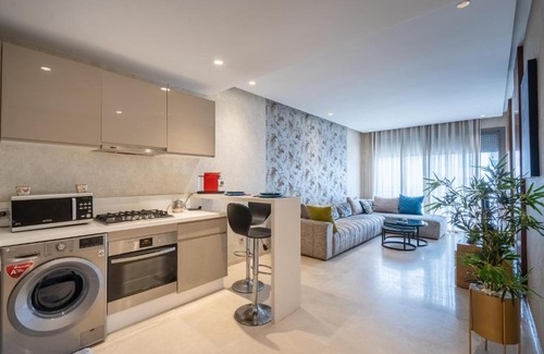 Casablanca Apartment | Awesome King Bed Flat. Spacious. Close to All.