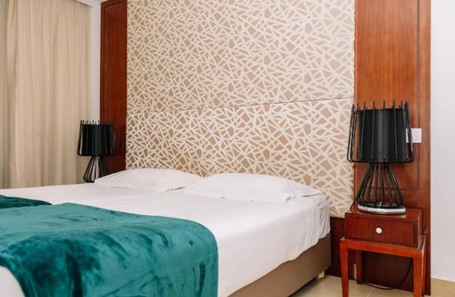 Oura Hotel | 1BR Apartment w/Kitchenette Steps from Praia da Oura - Pakring | 3 Units