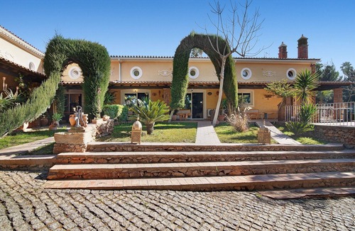 Monte Raposo House | 2-bed Holiday Apartment with Pool, Wi-Fi, Garden & Terrace
