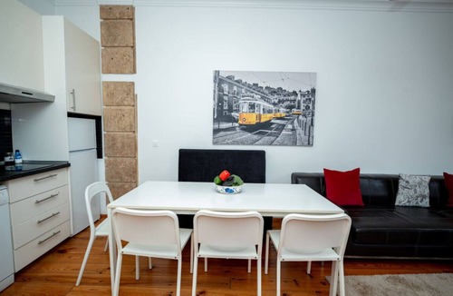 Mouraria Apartment | 3-Bedroom 2-Bathroom 1-LivingRoom. 3-DoubleBed. 1-Sofabed Apartment with Terrace