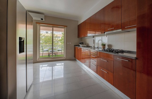 Cascais Apartment | 3-bedroom apartment in wonderful Parede with AC, fitness room