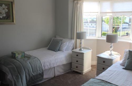 Cortober House | 5 mins walk to Carrick - Sleeps 12 - Off road parking - Modern house