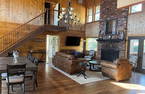 Tehachapi House | 90 Acre Luxury Ranch Sleeps 10 - Pool Jacuzzi Pickleball Court - Horse Corrals