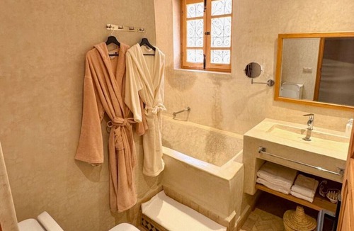 Bab Lghoul Hotel | Adorable 1-bedroom hotel suite with AC in fes