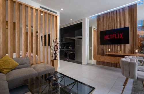 RACINE EXTENSION Apartment | Adorable King Size Bed Flat. Perfect for long Stays