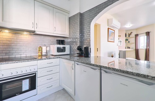 Alporchinhos Apartment | ANABELA APARTMENT WITH POOL AND GARAGE PARKING SPACE