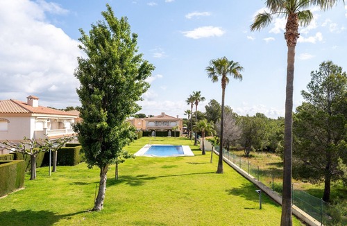Les Planes del Rei Apartment | Apartment 'Brisa I' with Mountain Views, Wi-Fi, and Air Conditioning