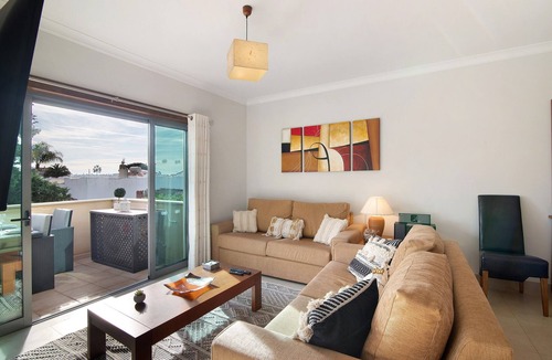 Vale de Parra Apartment | Apartment 'Condomínio Quinta Do Vale' with Shared Pool, Wi-Fi and Air Conditioning