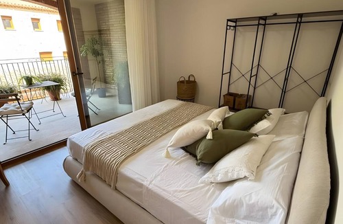 L'Espluga de Francoli Apartment | Apartment 'Rural Ca La Roser' with Private Terrace, Wi-Fi and Air Conditioning