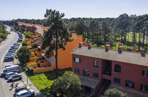 Charneca de Caparica e Sobreda Apartment | Apartment Nitin - Well-appointed holiday apartment situated on a renowned golf course, combining comfort, convenience, and scenic fairway views