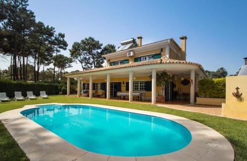 Charneca de Caparica e Sobreda Villa | Aroeira Villa Sleeps 10 with Pool