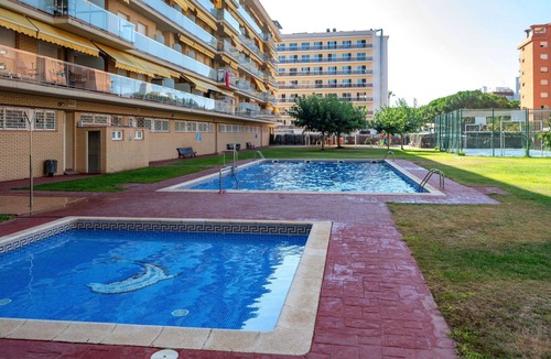 Malgrat de Mar Apartment | Beautiful apartment for 4 people with A/C, WIFI, pool, TV and balcony
