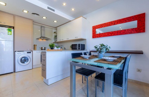 Deltebre Apartment | Beautiful apartment for 6 people with WIFI, A/C, pool, TV, terrace and pets allowed