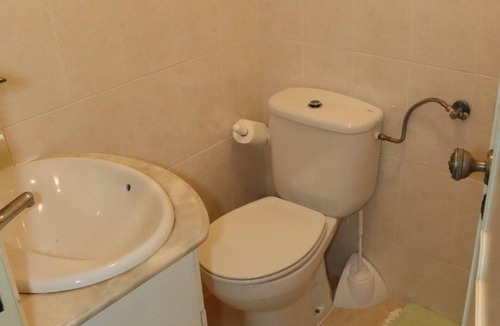 Apelacao Condo | Blue room near Lisbon airport and Oriente train station.