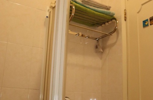 Apelacao Condo | Blue room near Lisbon airport and Oriente train station.