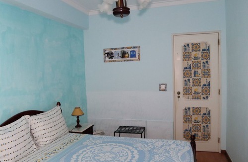Apelacao Condo | Blue room near Lisbon airport and Oriente train station.