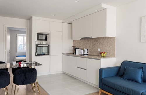Linda-a-Velha Apartment | Bright 2-Bedroom Apartment in Ajuda with AC