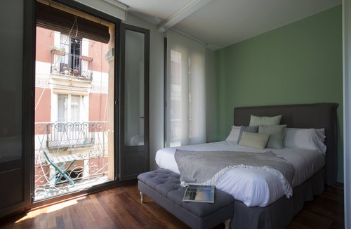 El Raval Apartment | Bright, Elegant, Center Town. Lift. Quiet. 7 Windows. Green Engagement.